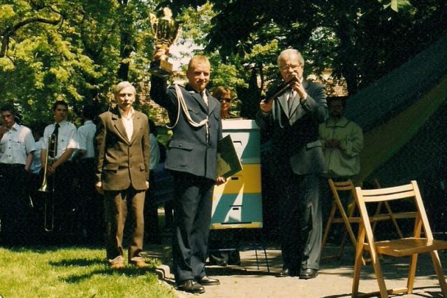 Puchar odbiera kapelmistrz Wojciech Pitek - 2003r.